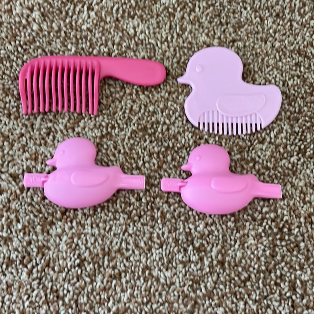 Bundle of doll combs, and hair barrette